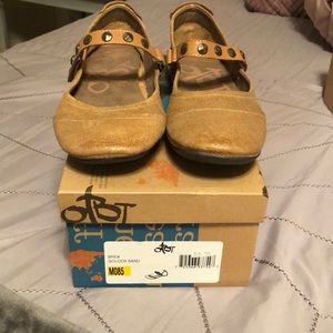 Women’s OTBT Golden Sandals